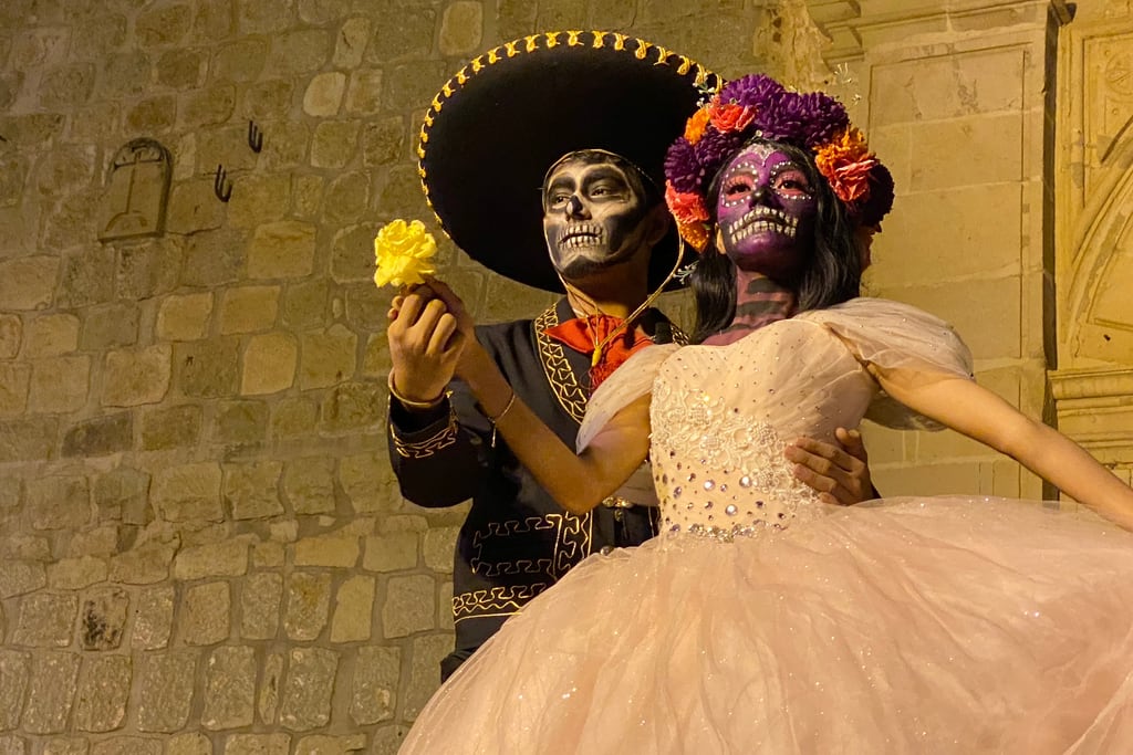 Los trajes y disfraces típicos de la celebración del Día de Muertos en México son coloridos y vistosos.